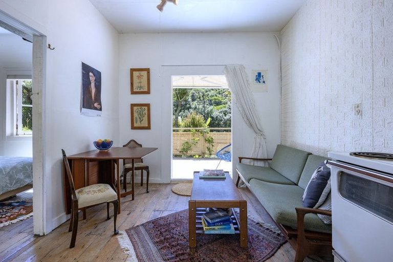 Photo of property in 37 Glenesk Road, Piha, New Lynn, 0772