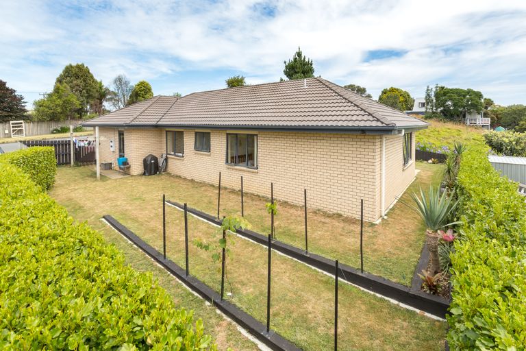 Photo of property in 84 Collingwood Road, Waiuku, 2123