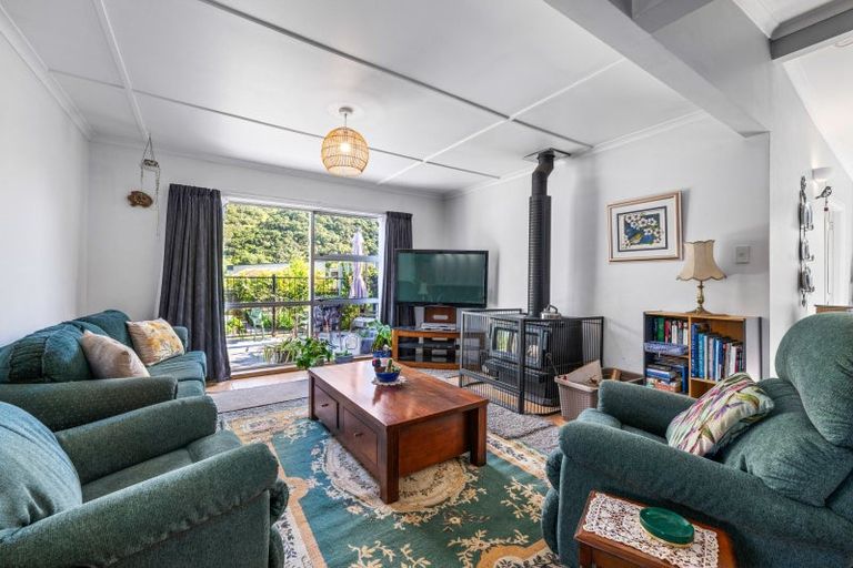 Photo of property in 24 Beach Road, Waikawa, Picton, 7220