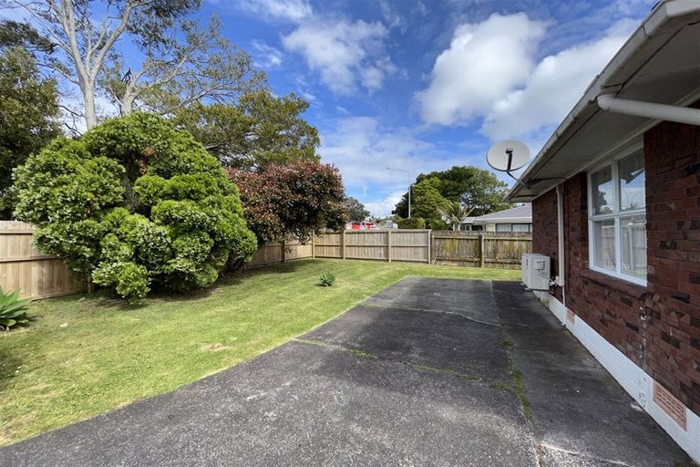 Photo of property in 1/116 Te Atatu Road, Te Atatu South, Auckland, 0610