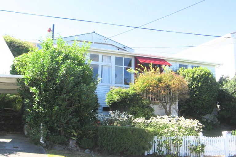 Photo of property in 14 Woburn Road, Northland, Wellington, 6012