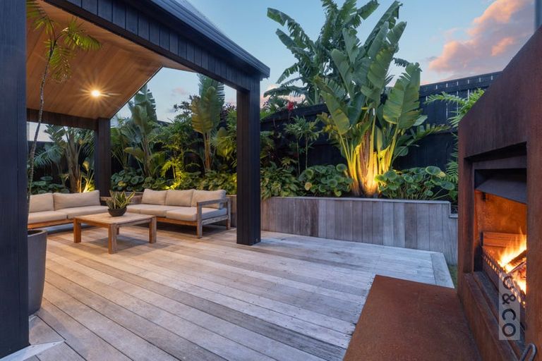 Photo of property in 1 Len Ireland Drive, Kumeu, 0810