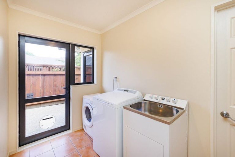 Photo of property in 16 Sycamore Crescent, Fitzherbert, Palmerston North, 4410
