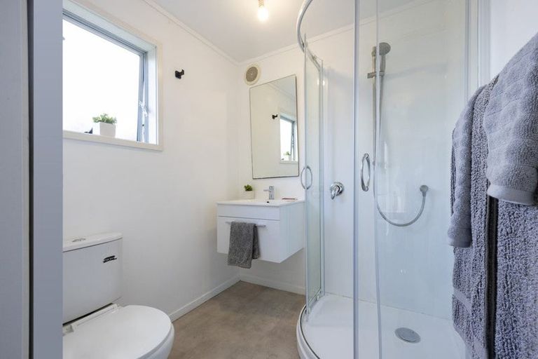 Photo of property in 33 Dawnhaven Drive, Te Atatu Peninsula, Auckland, 0610