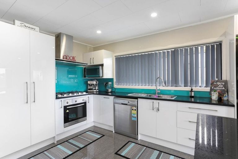 Photo of property in 6 Kopu Place, Clendon Park, Auckland, 2103