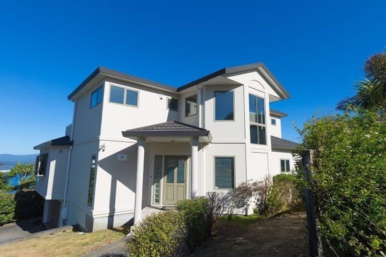 Photo of property in 42 Dress Circle, Newlands, Wellington, 6037