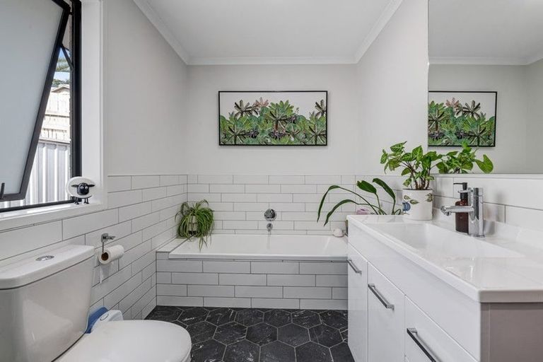 Photo of property in 9 St Julia Court, Helensville, 0800