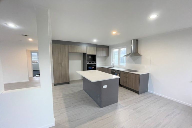 Photo of property in 21 Chilcott Road, Henderson, Auckland, 0612