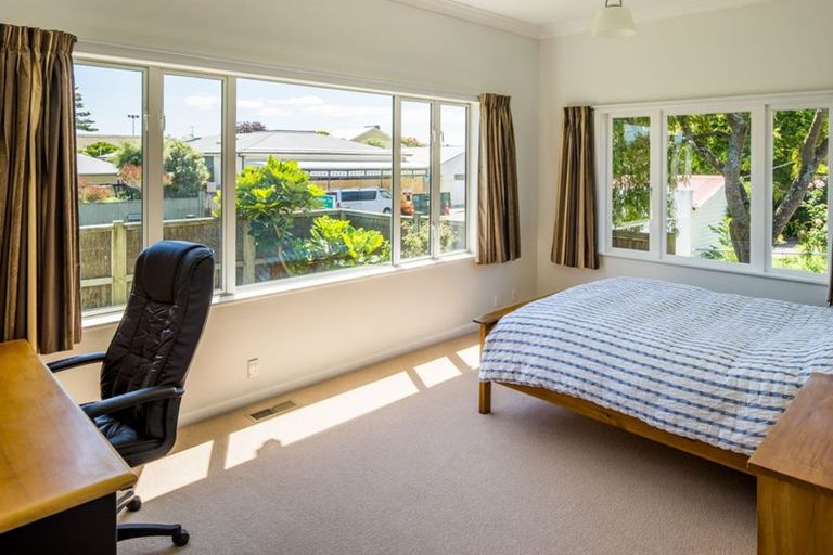 Photo of property in 107-109 Muritai Road, Eastbourne, Lower Hutt, 5013