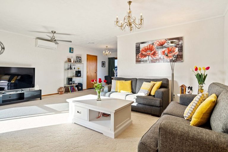 Photo of property in 12 Muscat Place, Henderson, Auckland, 0612