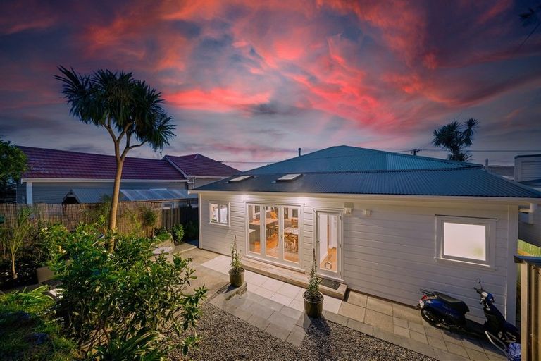 Photo of property in 240 Sutherland Road, Lyall Bay, Wellington, 6022