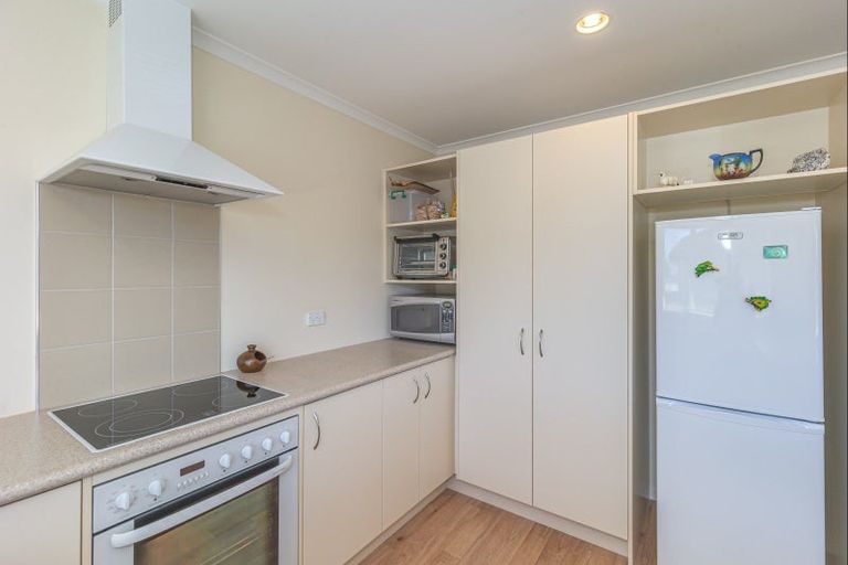 Photo of property in 66 Weraroa Road, Levin, 5510
