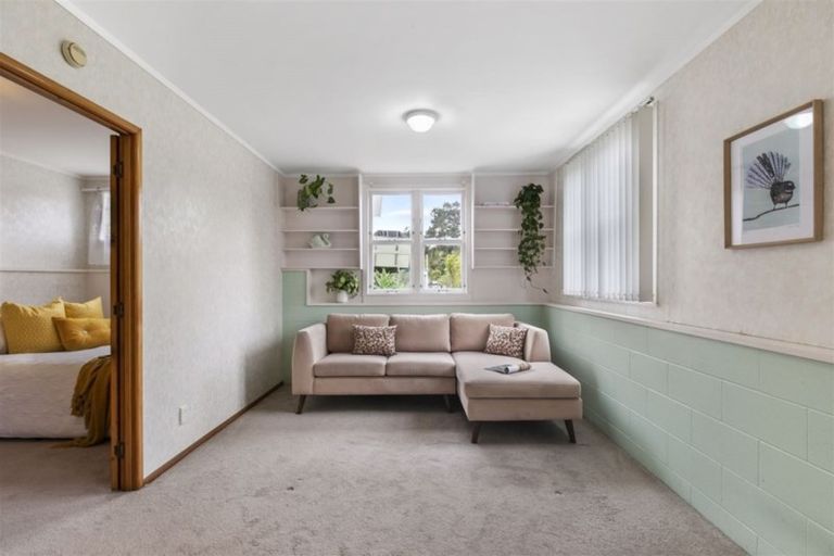 Photo of property in 14 Jonathan Place, Sunnynook, Auckland, 0620