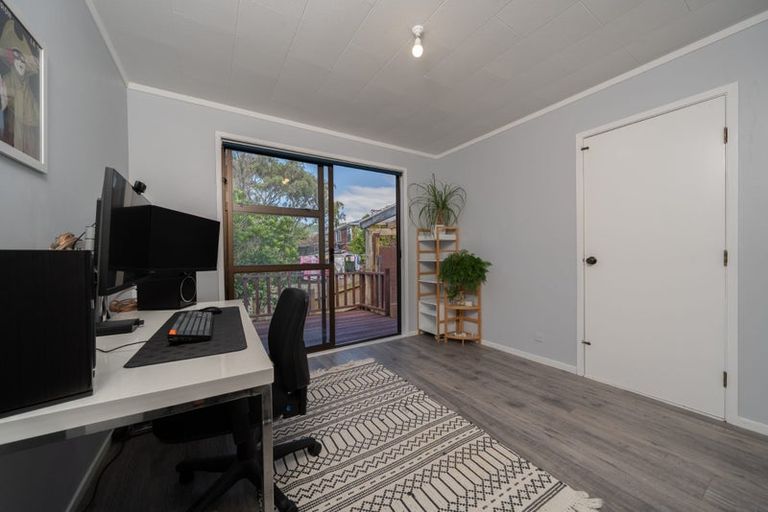 Photo of property in 15a Kereru Bend, Tawa, Wellington, 5028