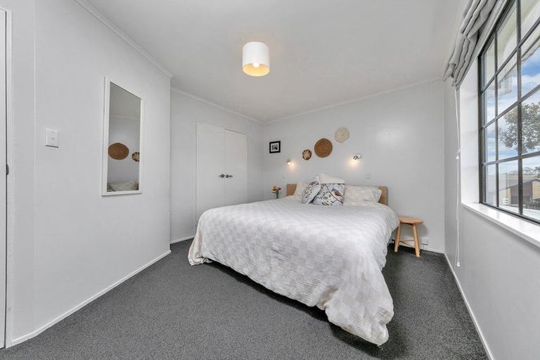 Photo of property in 2/77 Atkinson Road, Titirangi, Auckland, 0604