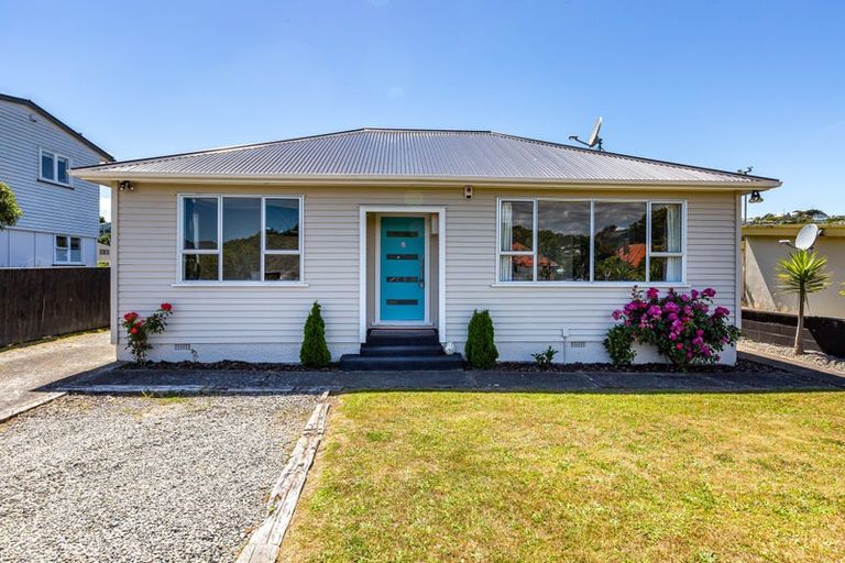 Photo of property in 25 Kapiti Crescent, Titahi Bay, Porirua, 5022