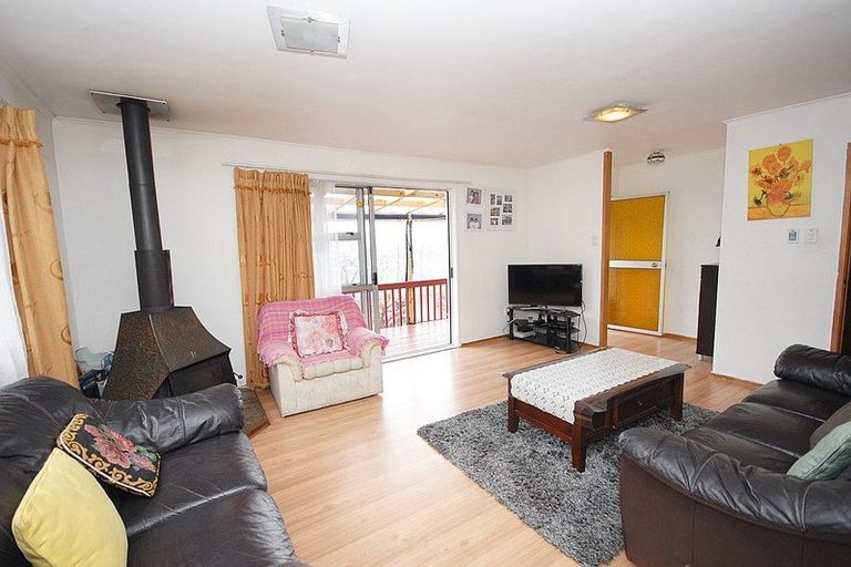Photo of property in 25 Trias Road, Totara Vale, Auckland, 0629