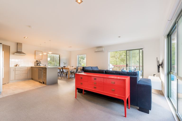 Photo of property in 85 Laingholm Drive, Laingholm, Auckland, 0604