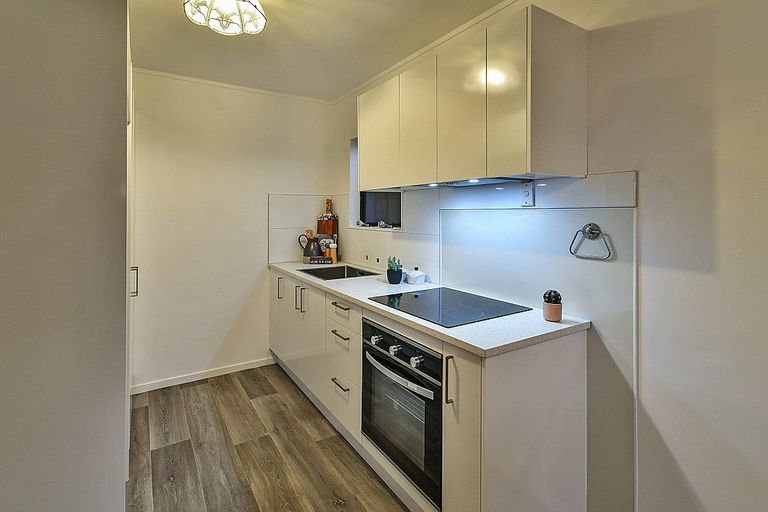 Photo of property in 1/12 De Bloge Place, Clendon Park, Auckland, 2103