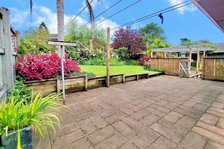 Photo of property in 29 Staincross Street, Green Bay, Auckland, 0604