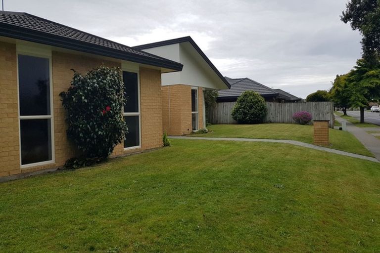 Photo of property in 62 Guildford Drive, Paraparaumu, 5032