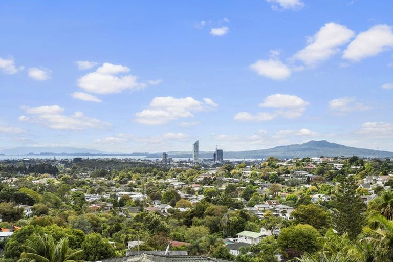 Photo of property in 15 Mcdowell Crescent, Hillcrest, Auckland, 0627