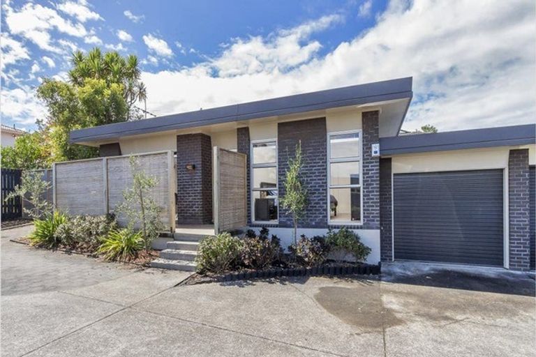 Photo of property in 1/18 Oliver Twist Avenue, Mellons Bay, Auckland, 2014