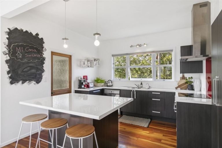 Photo of property in 1/300 Glenfield Road, Glenfield, Auckland, 0629