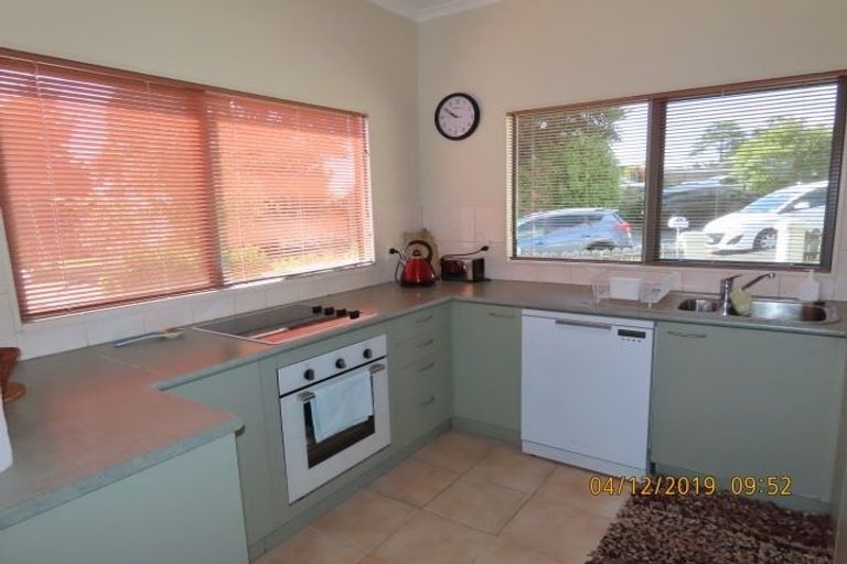 Photo of property in 6 Longview Rise, Massey, Auckland, 0614
