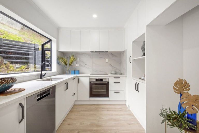 Photo of property in 2 Stitchbird Close, Murrays Bay, Auckland, 0630