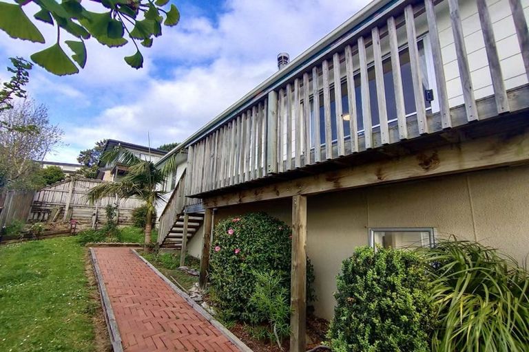 Photo of property in 39 Lewisham Street, Highland Park, Auckland, 2010