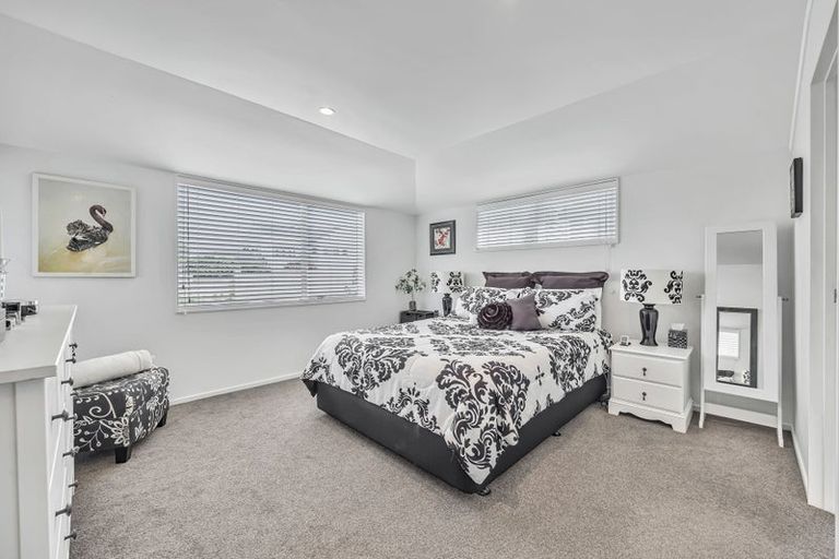 Photo of property in 2 Harbour Lights Close, West Harbour, Auckland, 0618