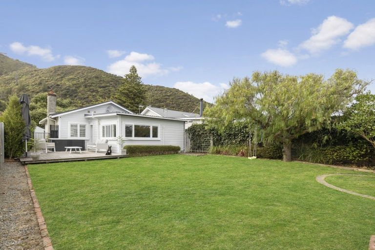 Photo of property in 36 Oroua Street, Eastbourne, Lower Hutt, 5013