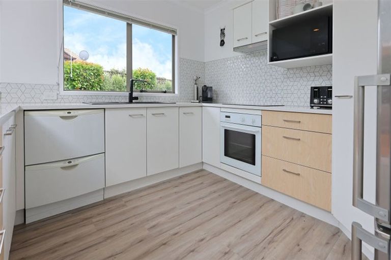 Photo of property in 22 Graven Court, Henderson, Auckland, 0612