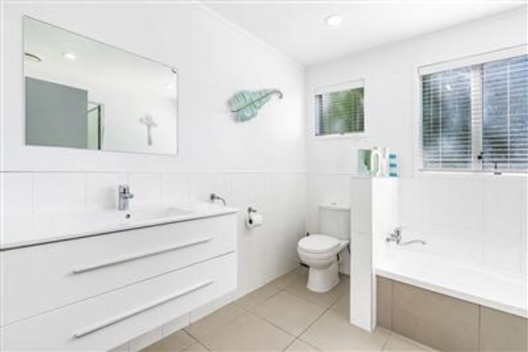 Photo of property in 11 Cottam Grove, Northcross, Auckland, 0632