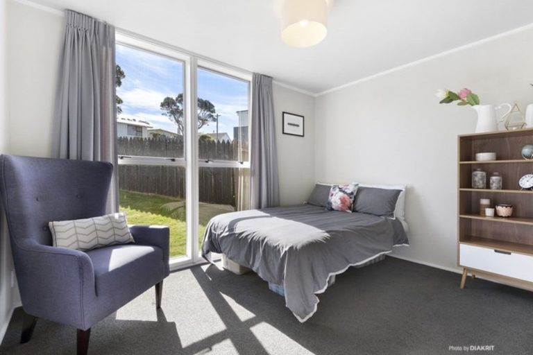 Photo of property in 3 Cheltenham Terrace, Newlands, Wellington, 6037