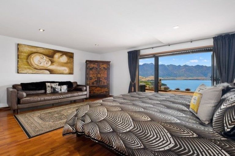 Photo of property in 136 Wynyard Crescent, Fernhill, Queenstown, 9300