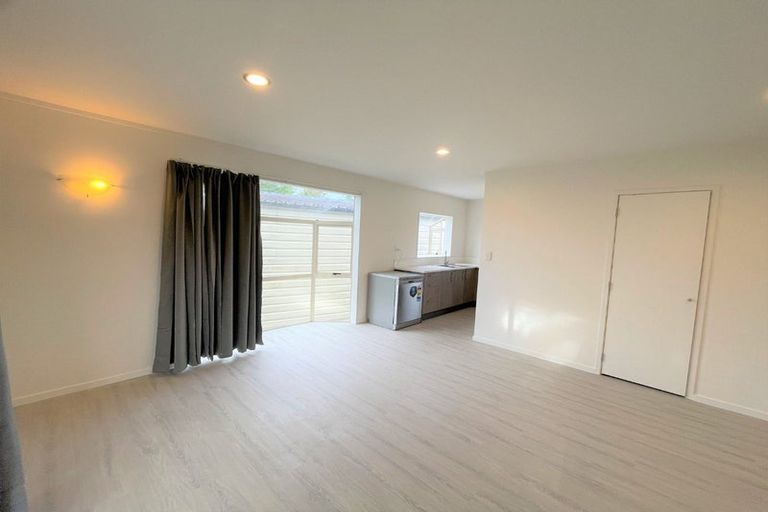 Photo of property in 21 Chilcott Road, Henderson, Auckland, 0612