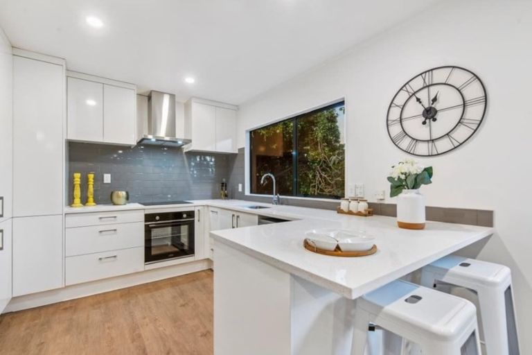 Photo of property in 2/73 Bond Crescent, Forrest Hill, Auckland, 0620