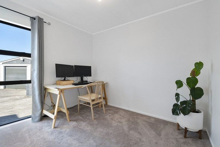 Photo of property in 18 Suzanne Grove, Kelvin Grove, Palmerston North, 4414