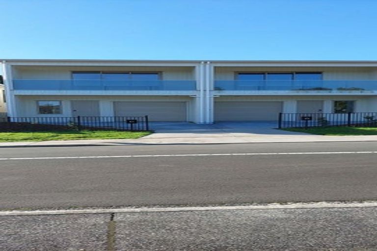 Photo of property in 1b Taupiko Place, Green Bay, Auckland, 0604