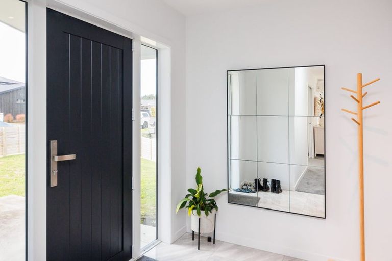 Photo of property in 23 Vaucluse Heights, Fitzherbert, Palmerston North, 4410