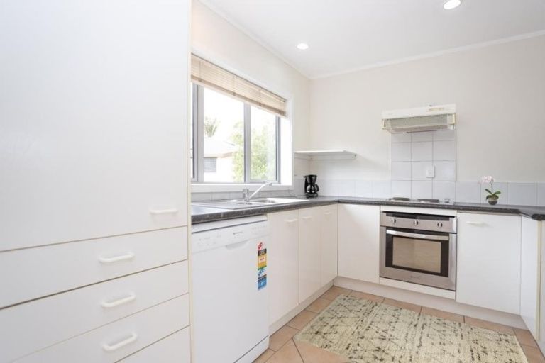 Photo of property in 10/15 Andersons Road, Oteha, Auckland, 0632