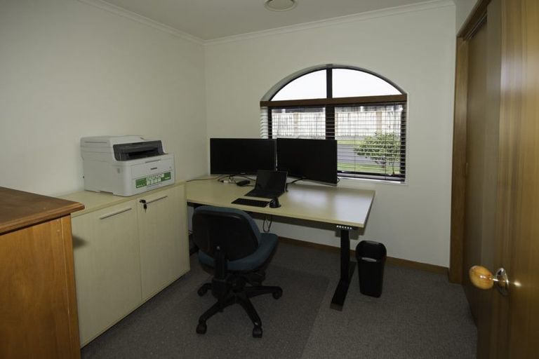 Photo of property in 10 Kinross Drive, Merrilands, New Plymouth, 4312