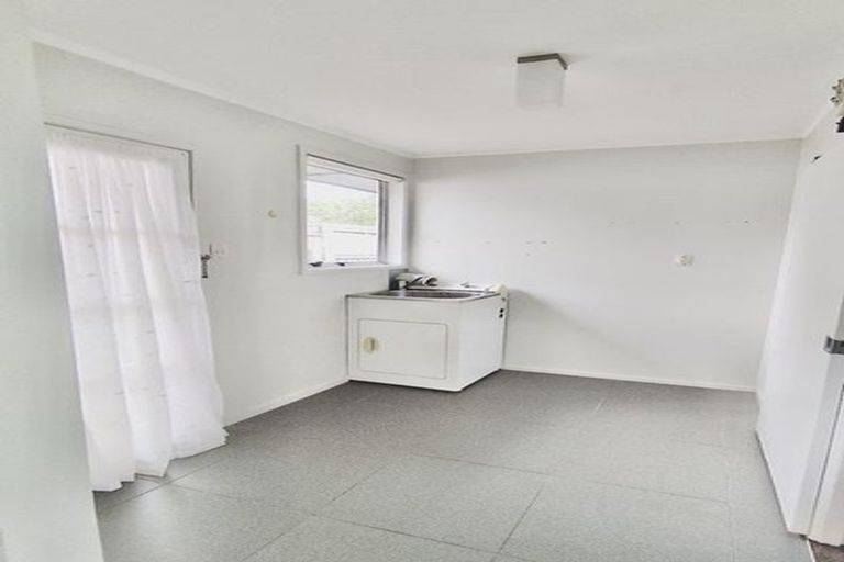 Photo of property in 29 Staincross Street, Green Bay, Auckland, 0604