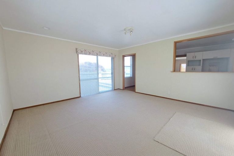 Photo of property in 5 South Pacific Place, Henderson, Auckland, 0612