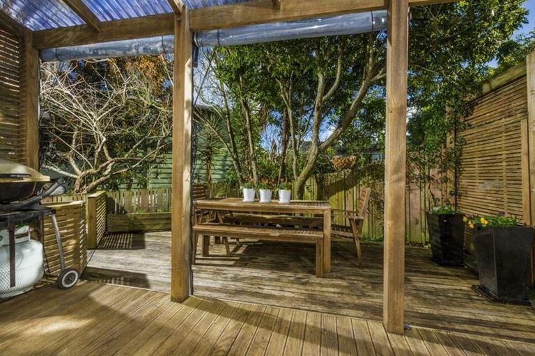 Photo of property in 2/37 Cassino Street, Bayswater, Auckland, 0622