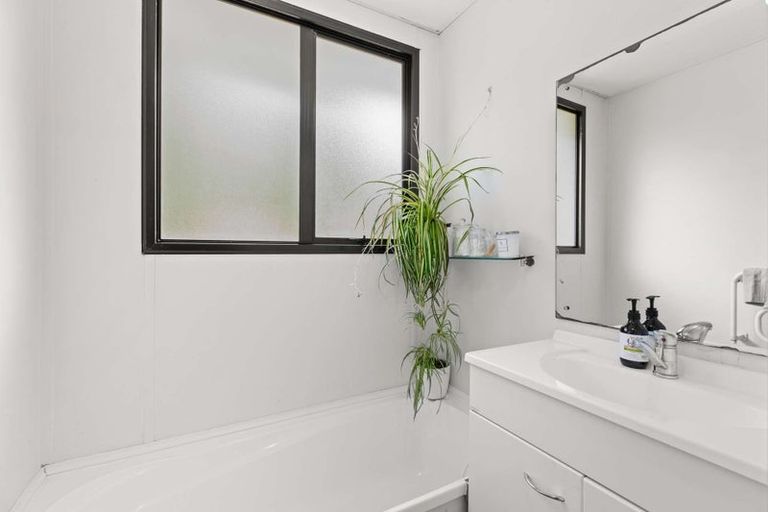 Photo of property in 28 Kotinga Avenue, Glen Eden, Auckland, 0602