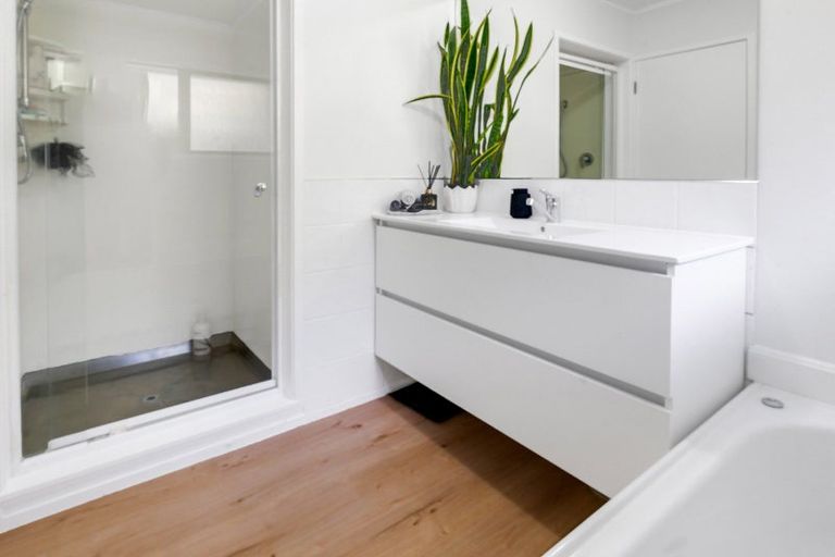 Photo of property in 21 Lastel Place, Shelly Park, Auckland, 2014