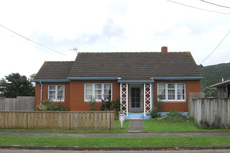 Photo of property in 1 Pearce Crescent, Taita, Lower Hutt, 5011